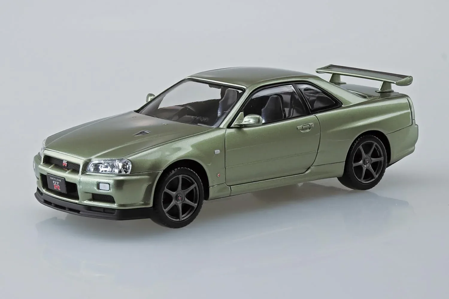 Aoshima 1/32 Nissan R34 Skyline GT-R Pre-Colored Model Kit - Image 2